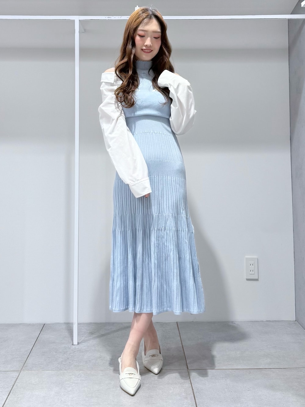 ブルー系のワンピース、ホワイト系のパンプスを着用したレディースの冬コーディネートの1枚目の写真