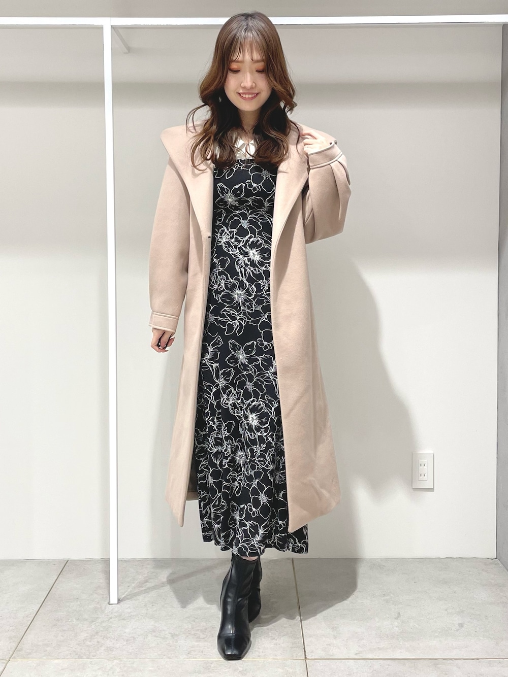 その他のワンピース、ベージュ系のチェスターコート、ブラック系のブーツを着用したレディースの冬コーディネートの1枚目の写真