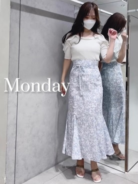 「MERCURYDUO（マーキュリーデュオ）のアイテム（スカート）」を使った、仲田桃子さん（レディース・165cm）の夏コーディネート