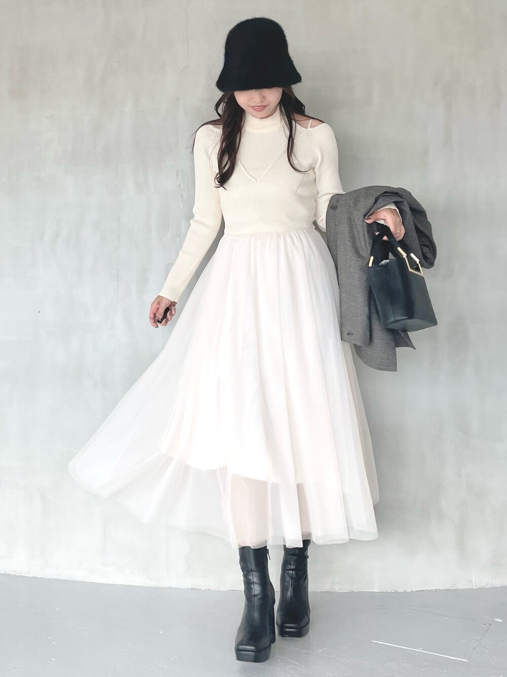 ブラック系のブーツ、ブラウン系のテーラードジャケット、ブラック系のハンドバッグを着用したレディースの秋コーディネートの1枚目の写真