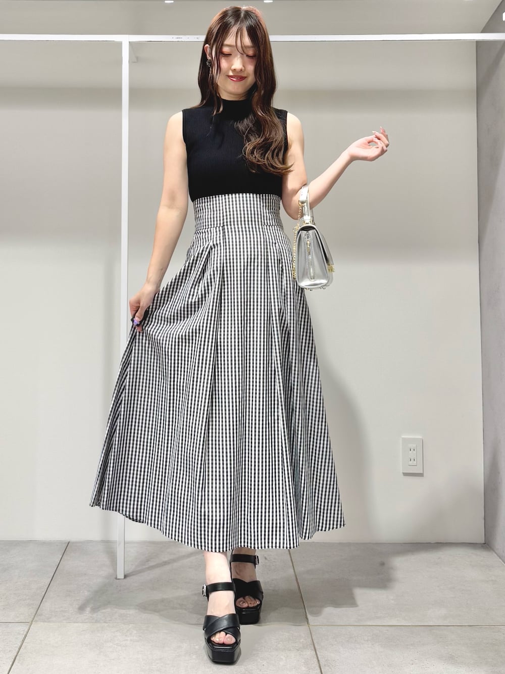 その他のスカート、ブラック系のサンダル、シルバー系のハンドバッグを着用したレディースの春コーディネートの1枚目の写真