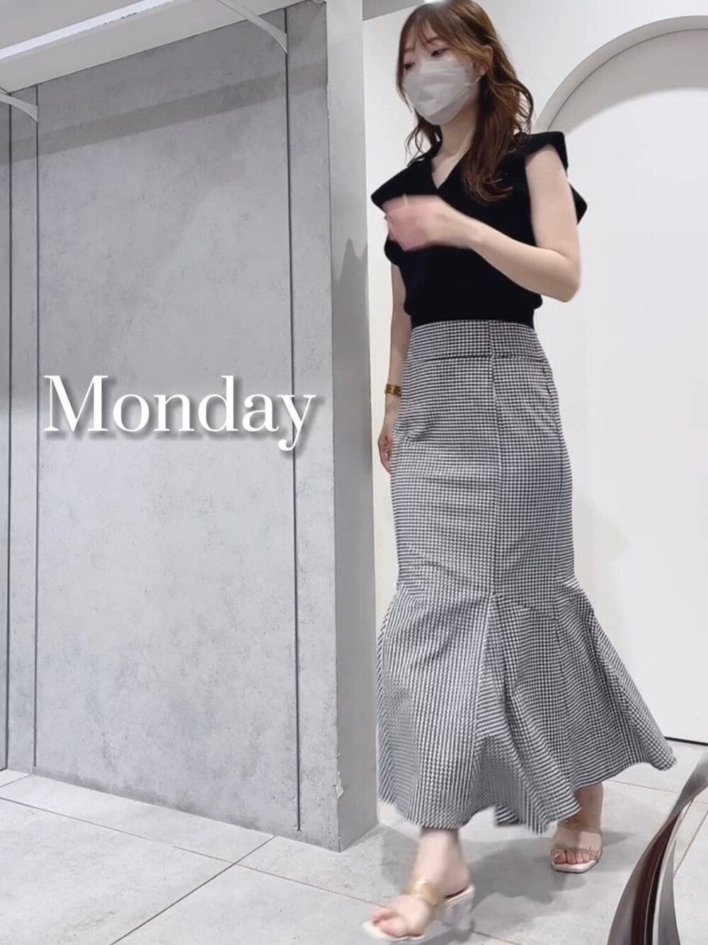 その他のスカート、ブラック系のニット/セーターを着用したレディースの夏コーディネートの1枚目の写真