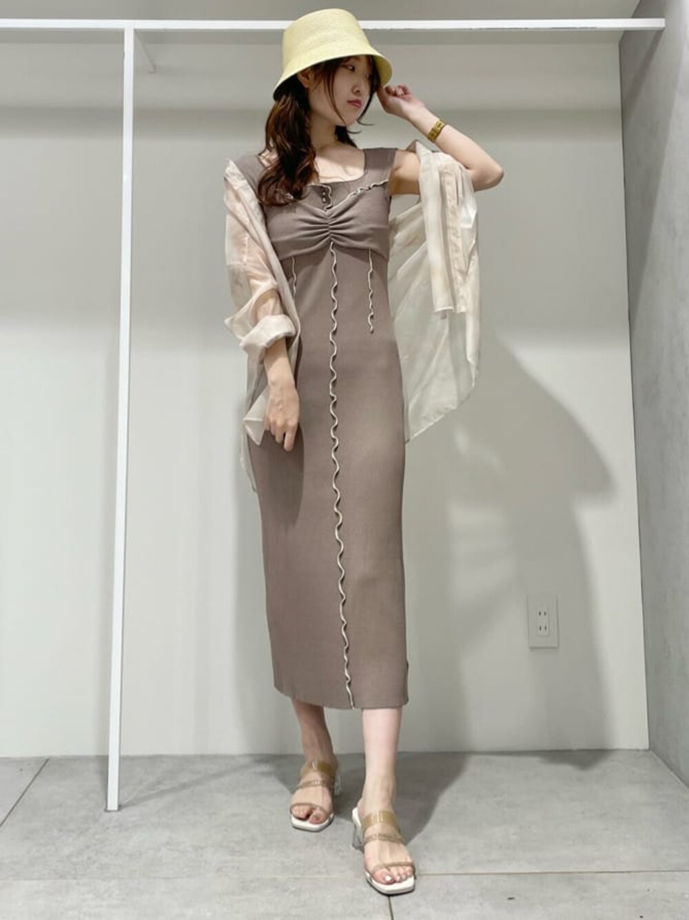 ベージュ系のワンピース、ベージュ系のシャツ/ブラウス、ベージュ系のサンダルを着用したレディースの春コーディネートの1枚目の写真