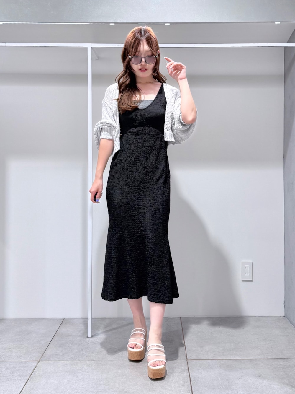 ブラック系のワンピース、グレー系のカーディガン/ボレロ、その他のサンダルを着用したレディースの夏コーディネートの1枚目の写真