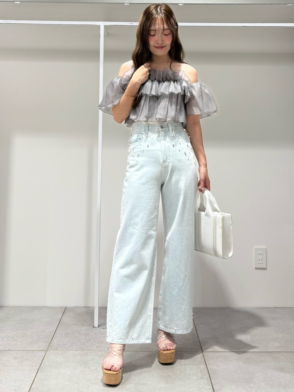 ホワイト系のトートバッグ、その他のサンダル、グレー系のシャツ/ブラウスを着用したレディースの夏コーディネートの1枚目の写真