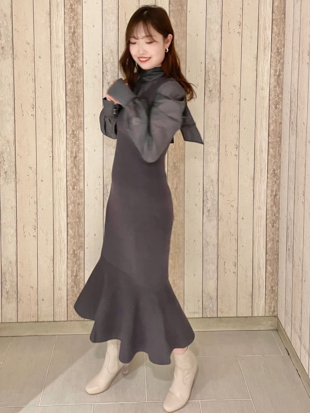 ベージュ系のその他シューズ、ブルー系のワンピースを着用したレディースの冬コーディネートの1枚目の写真