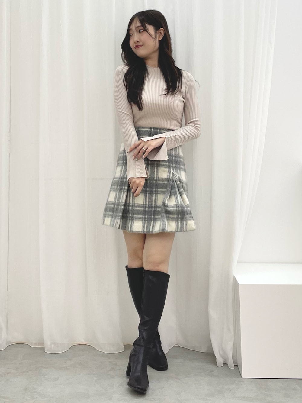 グレー系のその他パンツ、ベージュ系のニット/セーター、ブラウン系のブーツを着用したレディースの秋コーディネートの1枚目の写真