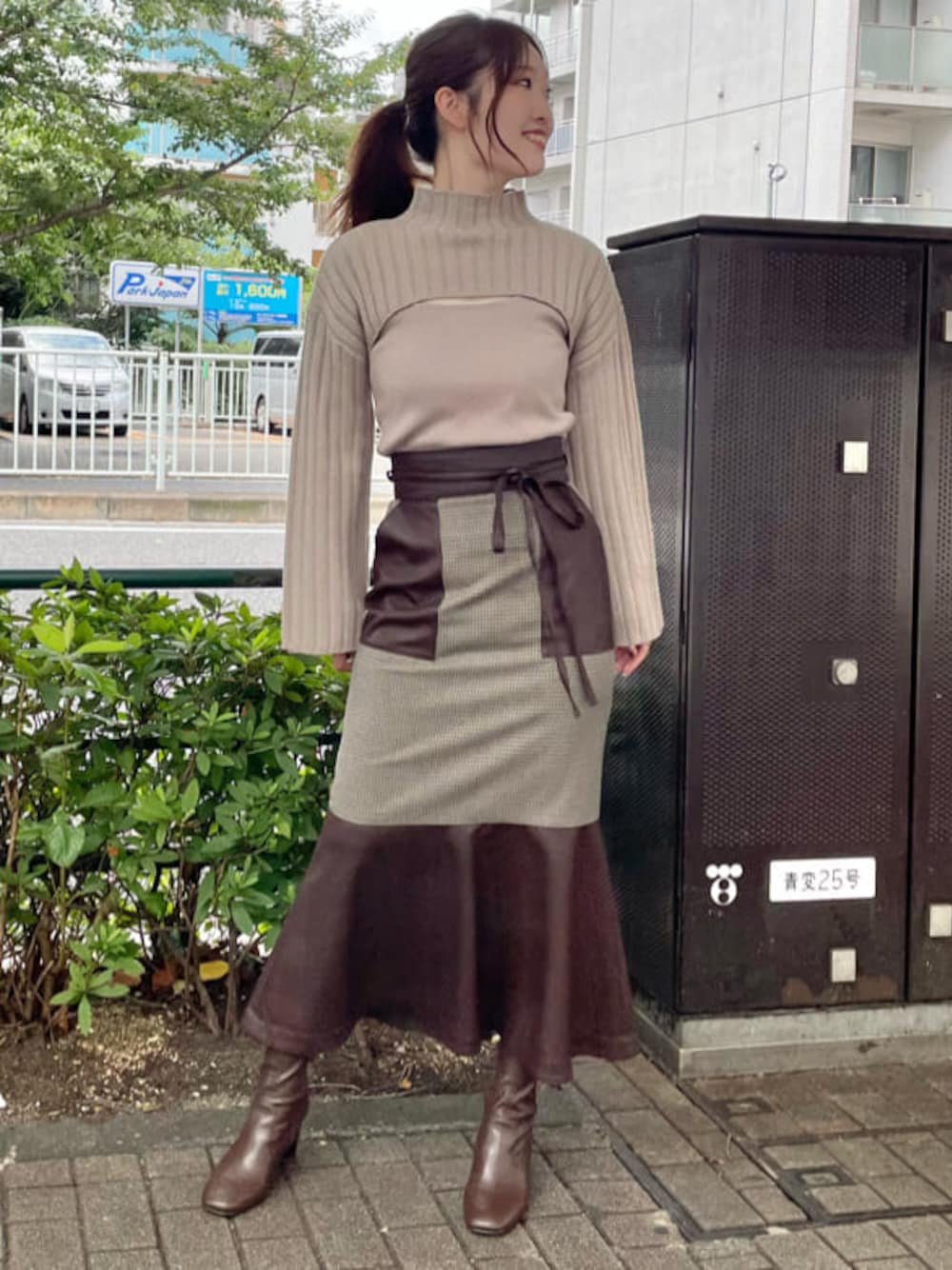ブラウン系のブーツ、その他のスカート、ベージュ系のニット/セーターを着用したレディースの秋コーディネートの1枚目の写真