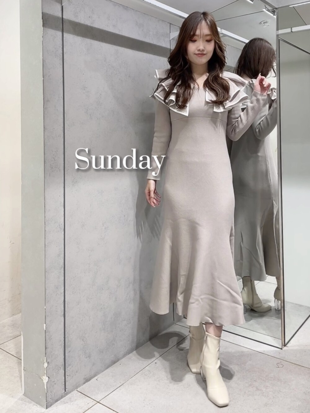 ベージュ系のワンピース、ホワイト系のブーツを着用したレディースの秋コーディネートの1枚目の写真