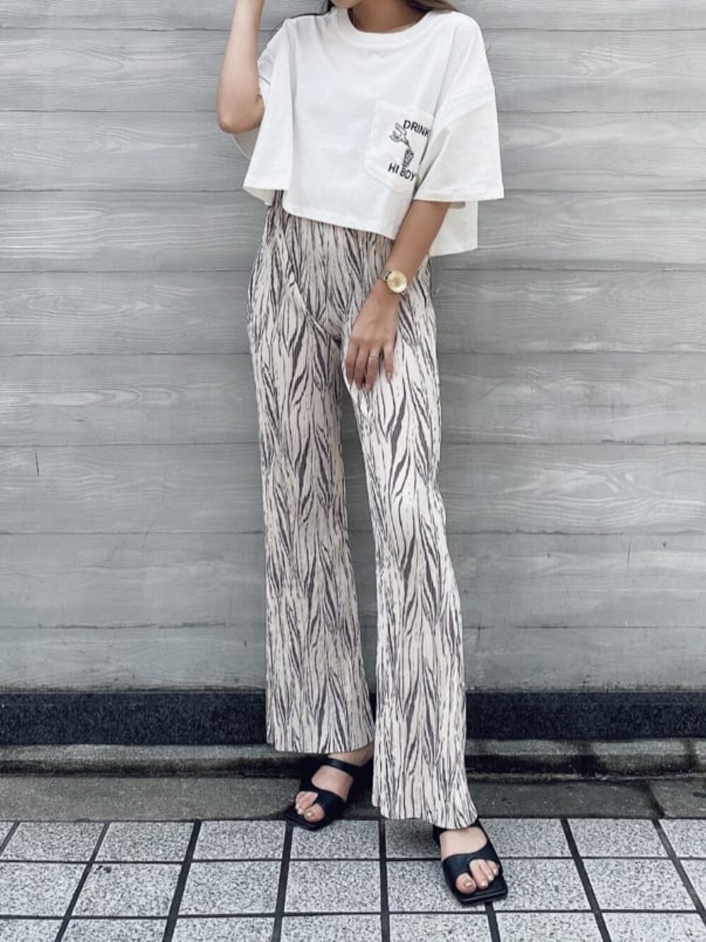 ホワイト系のその他パンツ、ブラック系のサンダル、ホワイト系のTシャツ/カットソーを着用したレディースの夏コーディネートの1枚目の写真