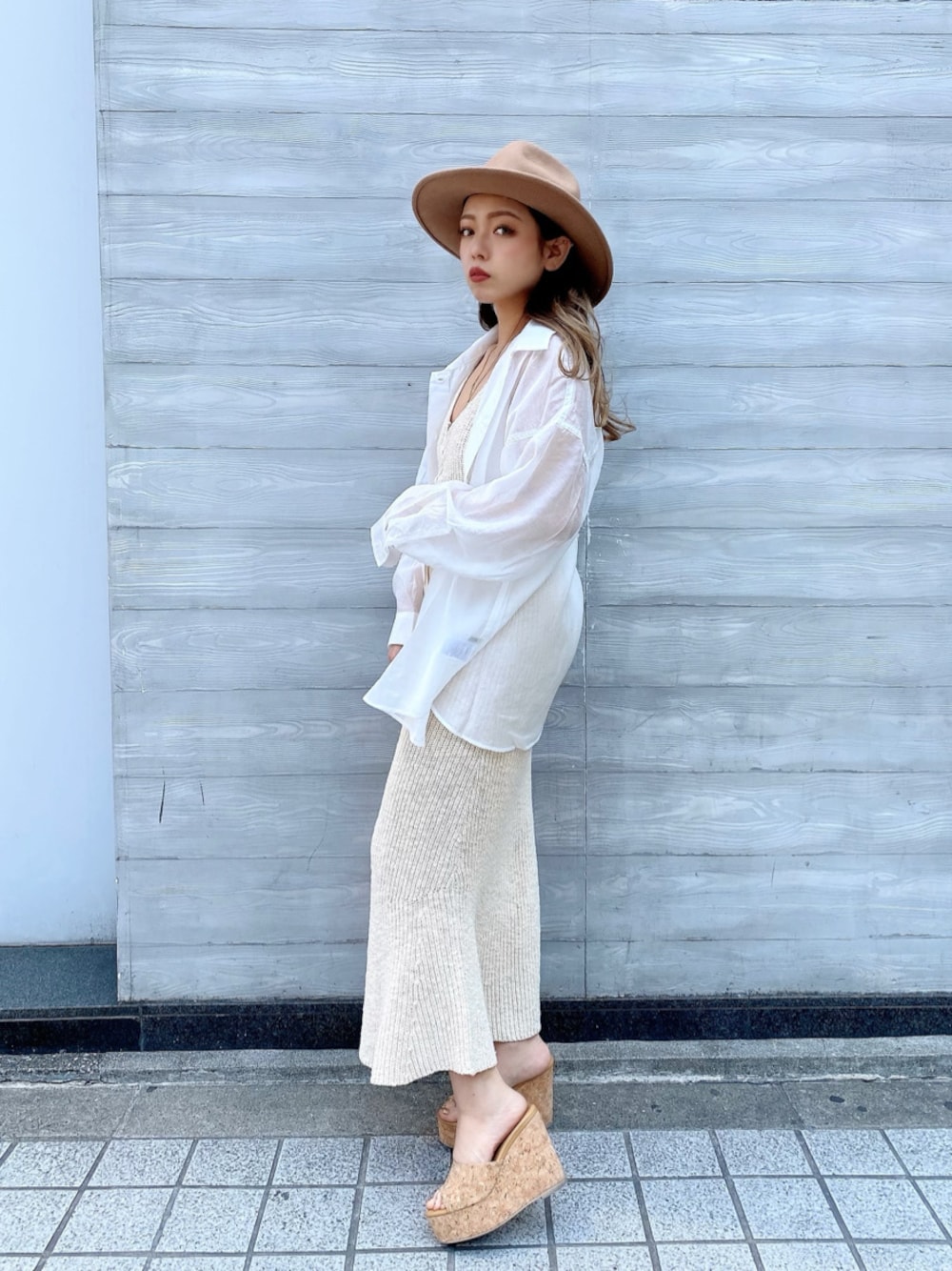 ホワイト系のワンピース、ベージュ系のサンダルを着用したレディースの春コーディネートの1枚目の写真