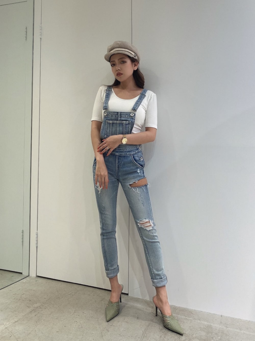 GYDA（ジェイダ）の「SIDE RIPPEDスキニーデニムサロペ