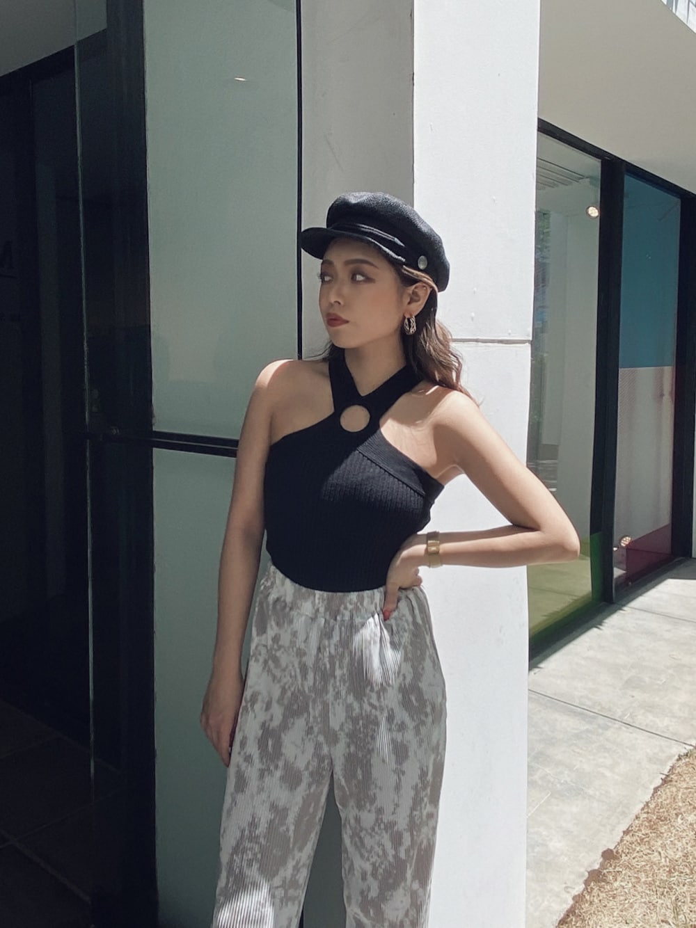 ベージュ系のサンダル、ブラック系のタンクトップ、ブラック系のその他雑貨を着用したレディースの春コーディネートの1枚目の写真