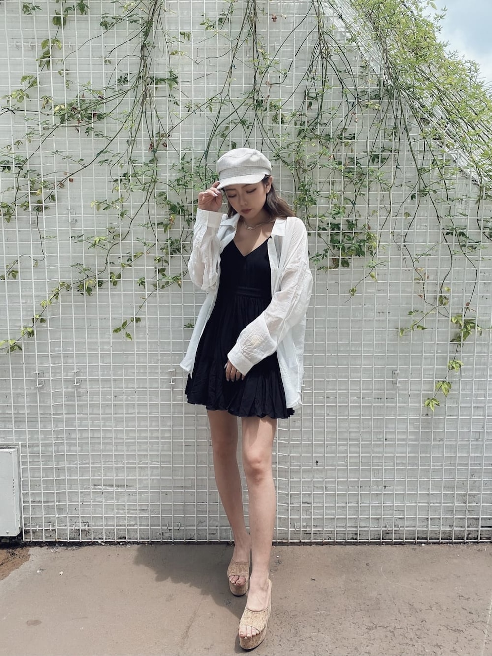 ベージュ系のサンダル、ホワイト系のシャツ/ブラウスを着用したレディースの夏コーディネートの1枚目の写真