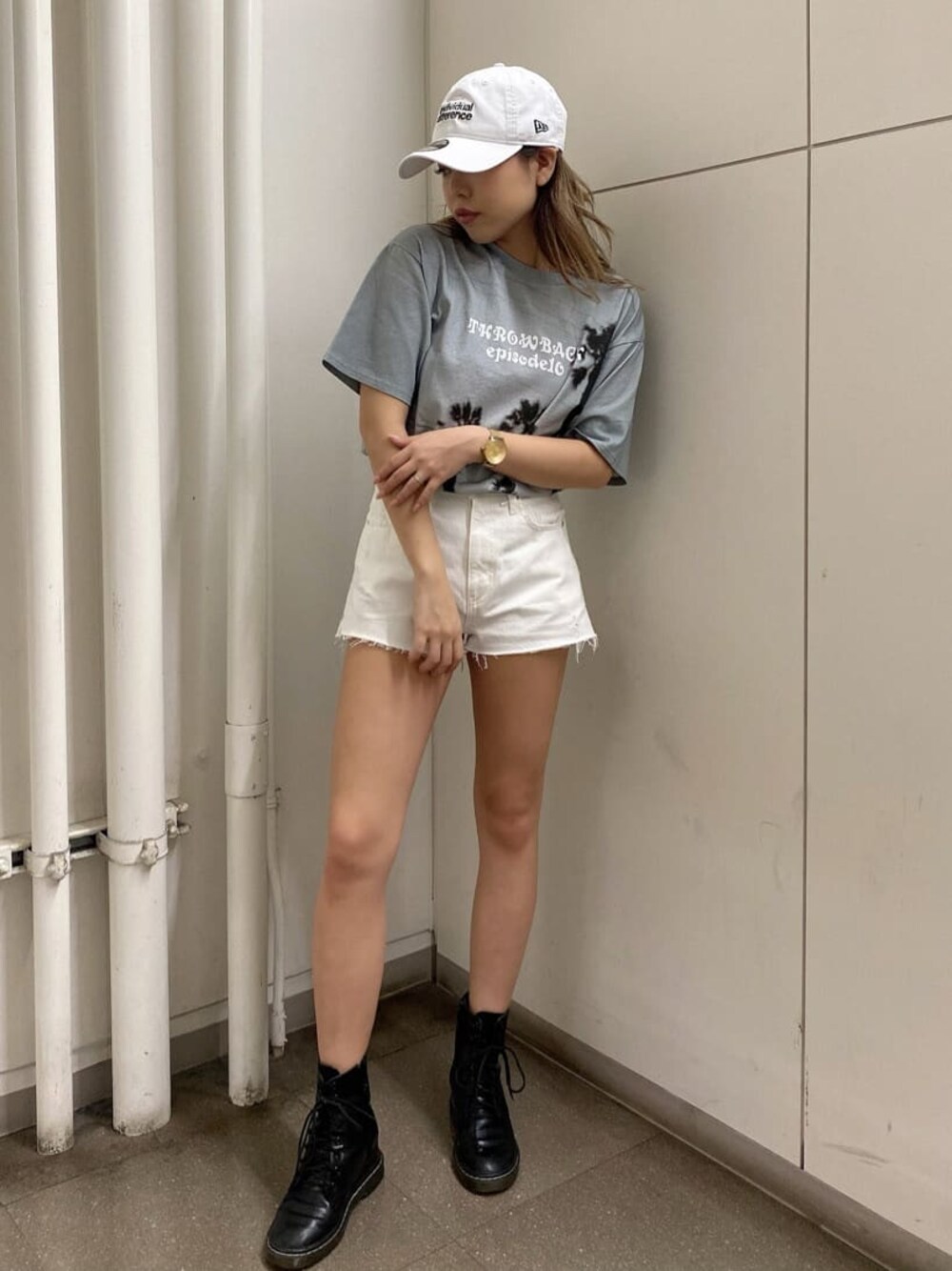 ホワイト系のデニムパンツ、グレー系のTシャツ/カットソーを着用したレディースの夏コーディネートの1枚目の写真