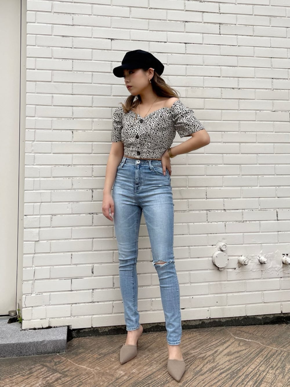 その他のシャツ/ブラウス、ブルー系のデニムパンツ、ゴールド系のピアス(両耳用)を着用したレディースの春コーディネートの1枚目の写真