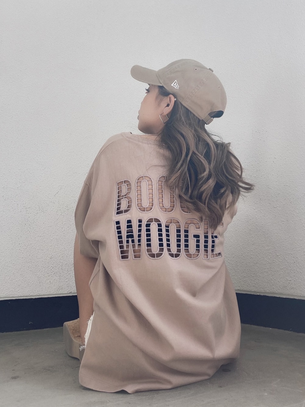 ベージュ系のサンダル、ホワイト系のデニムパンツ、ベージュ系のTシャツ/カットソーを着用したレディースの春コーディネートの1枚目の写真