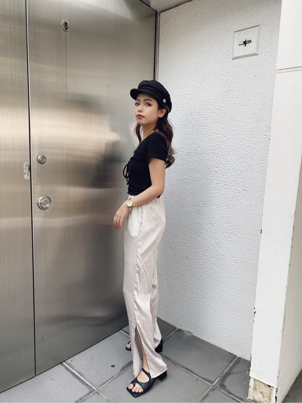 グレー系のその他パンツ、ブラック系のTシャツ/カットソー、ブラック系のその他雑貨を着用したレディースの春コーディネートの1枚目の写真