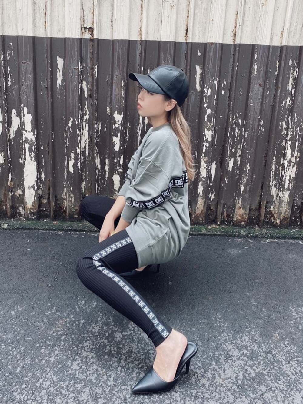 ブラック系のパンプス、ベージュ系のTシャツ/カットソー、ブラック系のレギンス/スパッツを着用したレディースの秋コーディネートの1枚目の写真