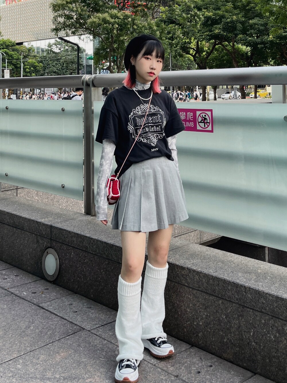 レッグウォーマーを使った「夏だ！Tシャツ着よう！」の人気
