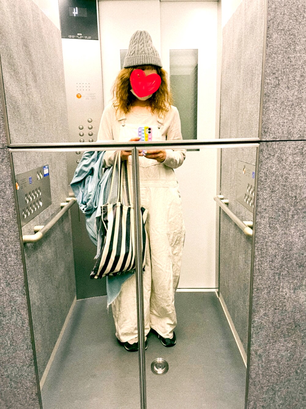 ホワイト系のサロペット/オーバーオールを着用したレディースの春コーディネートの1枚目の写真