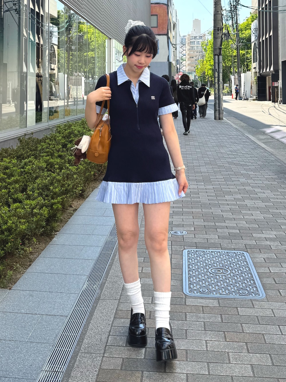 ブルー系のワンピース、ブラック系のローファーを着用したレディースの春コーディネートの1枚目の写真