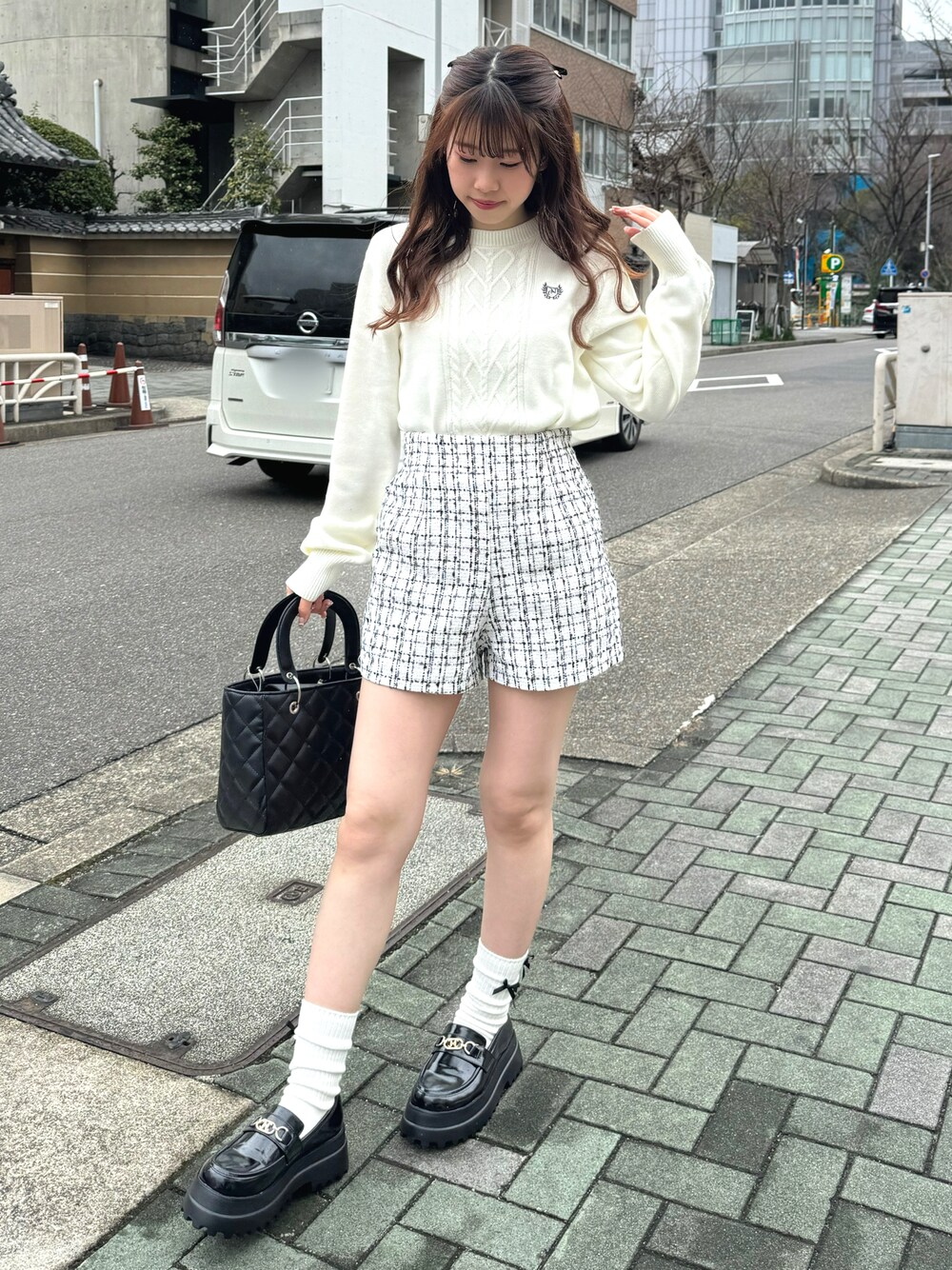 「カジュアルコーデ、春服コーデ、春ファッション、お洒落さんとつながりたい、骨格ウェーブ、モノトーンコーデ、カジュアルガーリー、おでかけコーデ、ケーブルニット、ショートパンツ、ニット、キルティングバッグ、ローファー、ナイスクラップ、ガーリー」｜「one after another NICE CLAUPのワンポイント刺繍ケーブルニット（ニット/セーター、ホワイト系）」を使った、ゆうはさん（レディース・155cm）の冬コーディネートの1枚目の写真