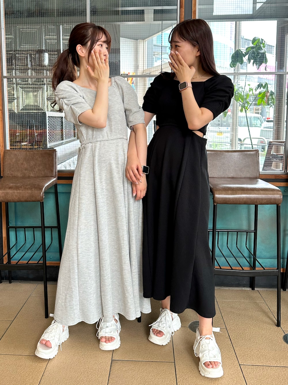 ベージュ系のワンピース、ホワイト系のサンダルを着用したレディースの夏コーディネートの1枚目の写真