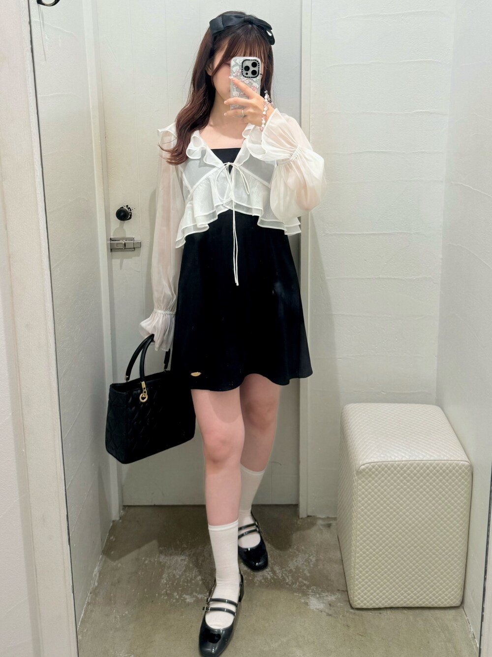 ホワイト系のワンピース/ドレス、ホワイト系のショルダーバッグ、ブラック系のパンプスを着用したレディースの夏コーディネートの1枚目の写真