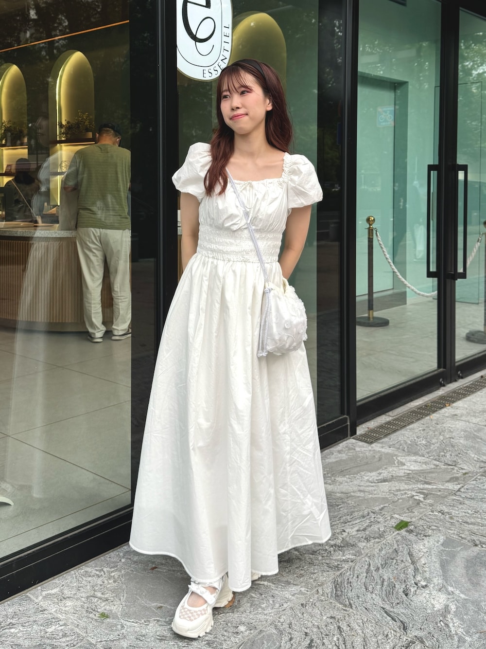 ホワイト系のワンピースを着用したレディースの春コーディネートの1枚目の写真