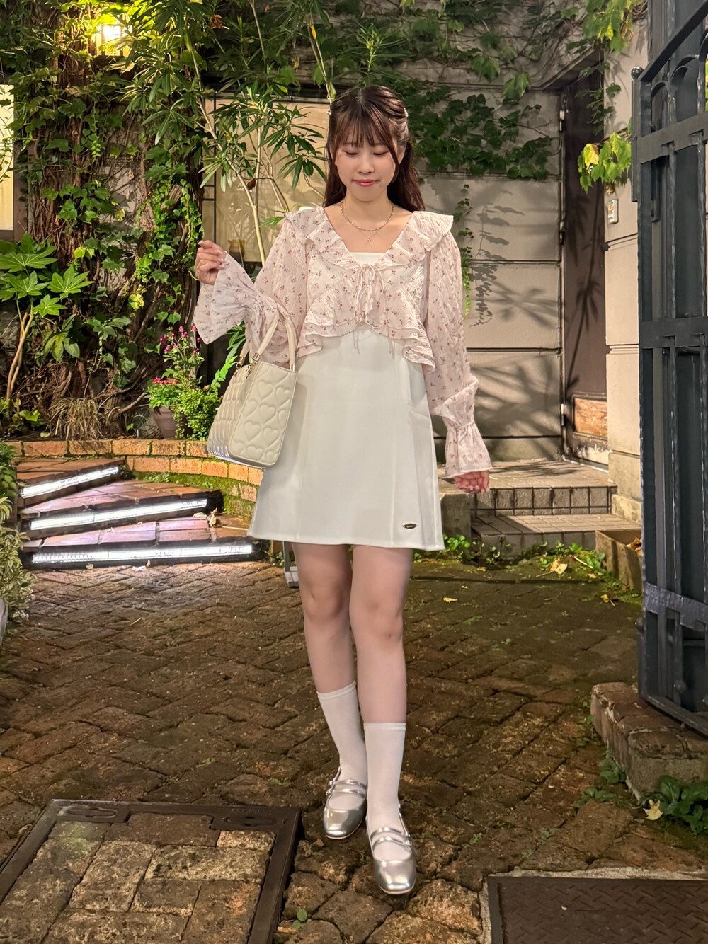 ピンク系のワンピース/ドレス、ホワイト系のショルダーバッグ、ブラック系のパンプスを着用したレディースの夏コーディネートの1枚目の写真