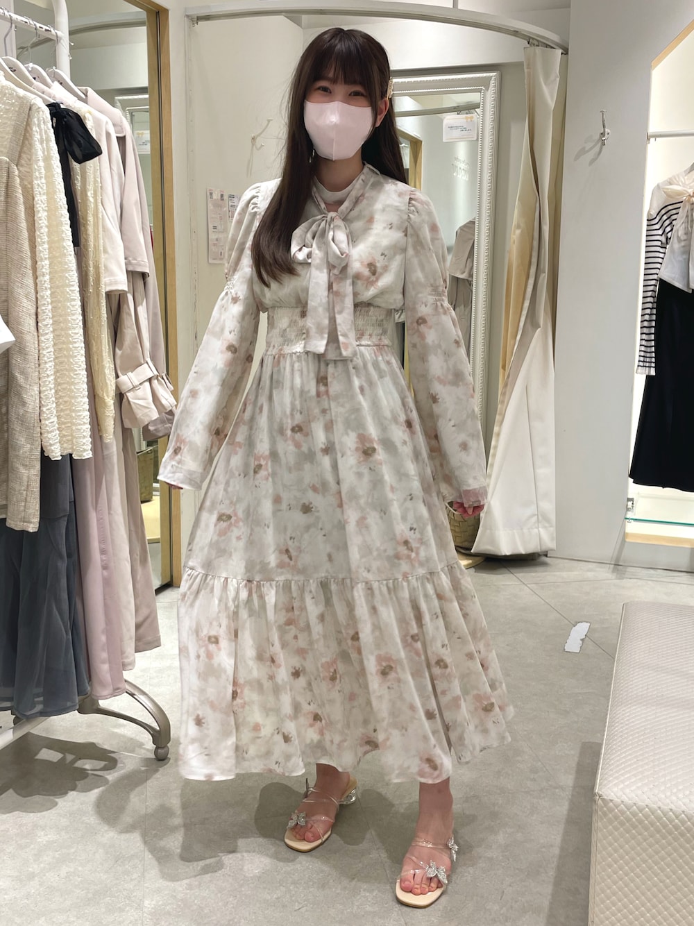 ピンク系のワンピース、その他のサンダルを着用したレディースの春コーディネートの1枚目の写真