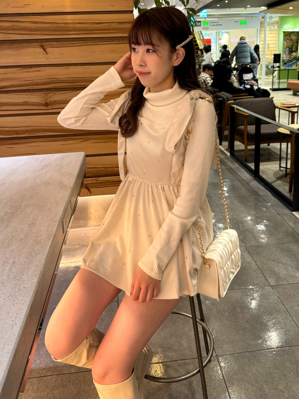 ホワイト系のTシャツ/カットソー、ホワイト系のその他トップス、ホワイト系のその他パンツを着用したレディースの冬コーディネートの1枚目の写真