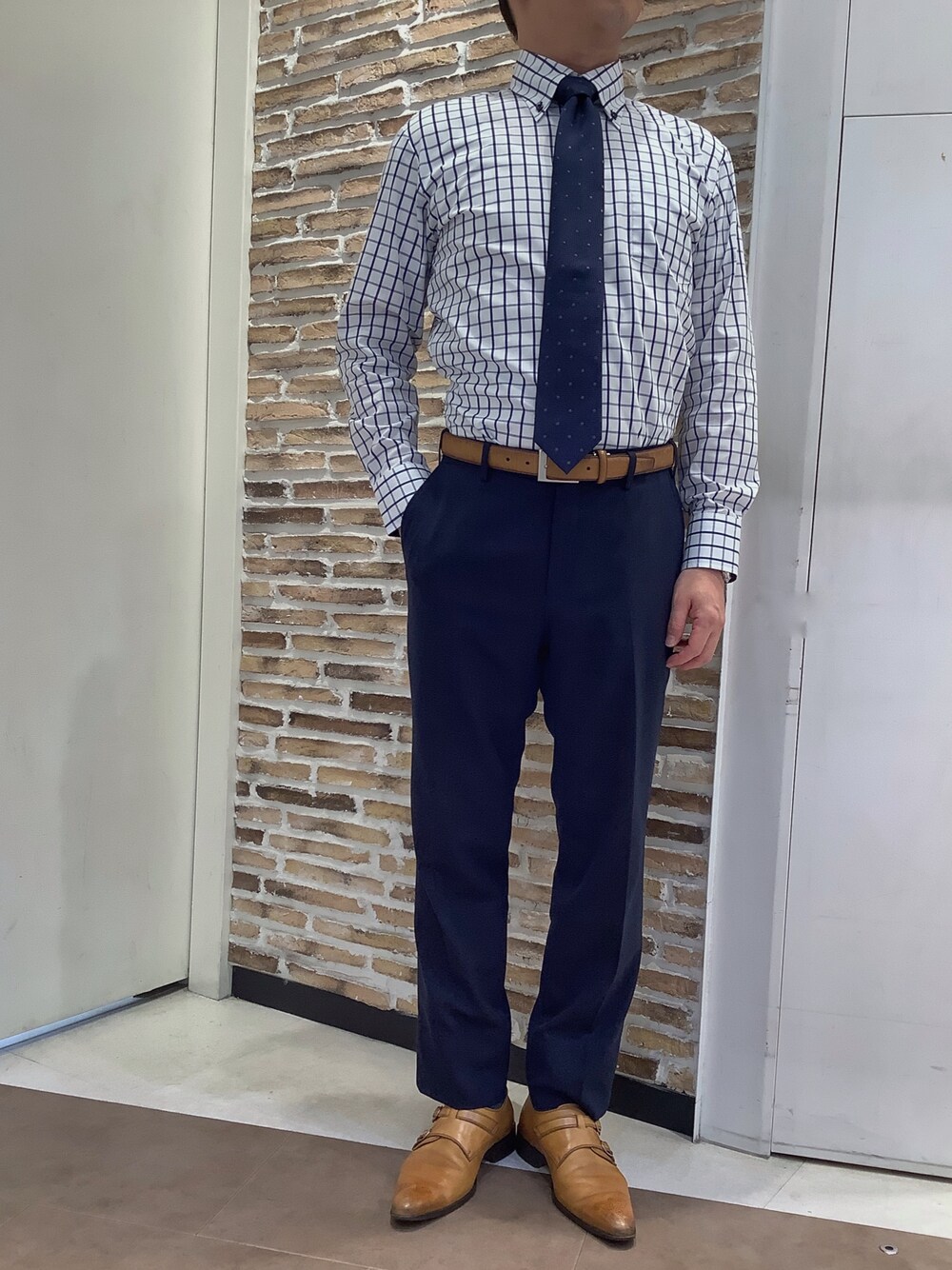 ブルー系のビジネスシャツを着用したメンズの秋コーディネートの1枚目の写真