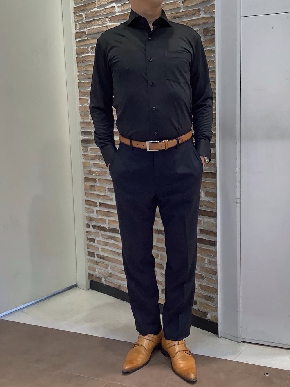 ブラック系のビジネスシャツを着用したメンズの秋コーディネートの1枚目の写真