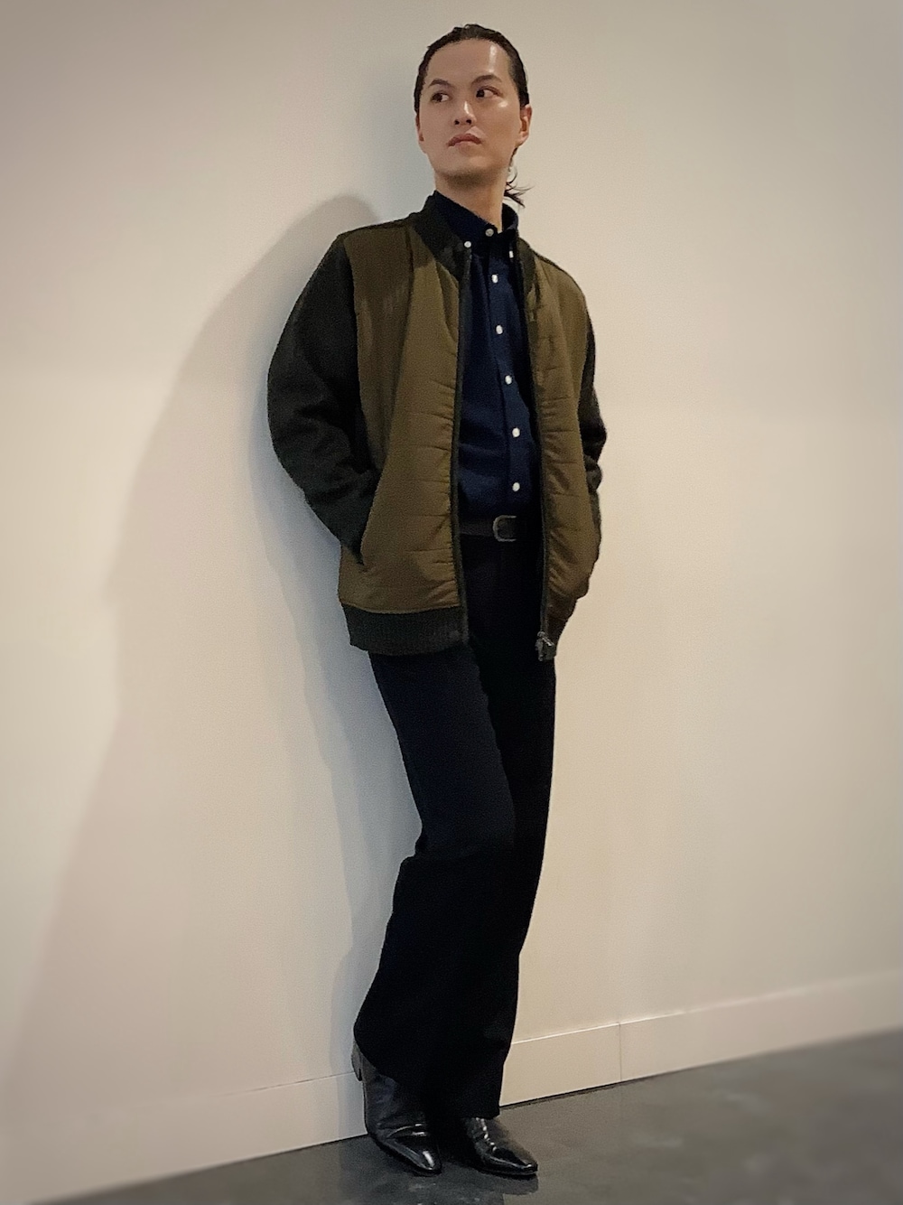 ブルー系のシャツ/ブラウス、グリーン系のブルゾンを着用したメンズの秋コーディネートの1枚目の写真