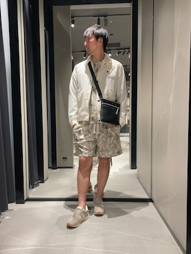 「ARMANI EXCHANGE（アルマーニエクスチェンジ）の【A|X アルマーニ エクスチェンジ】AXロゴ スエード レースアップスニーカー（スニーカー、ベージュ系）」を使った、Yoshiさん（メンズ・181cm）の春コーディネート