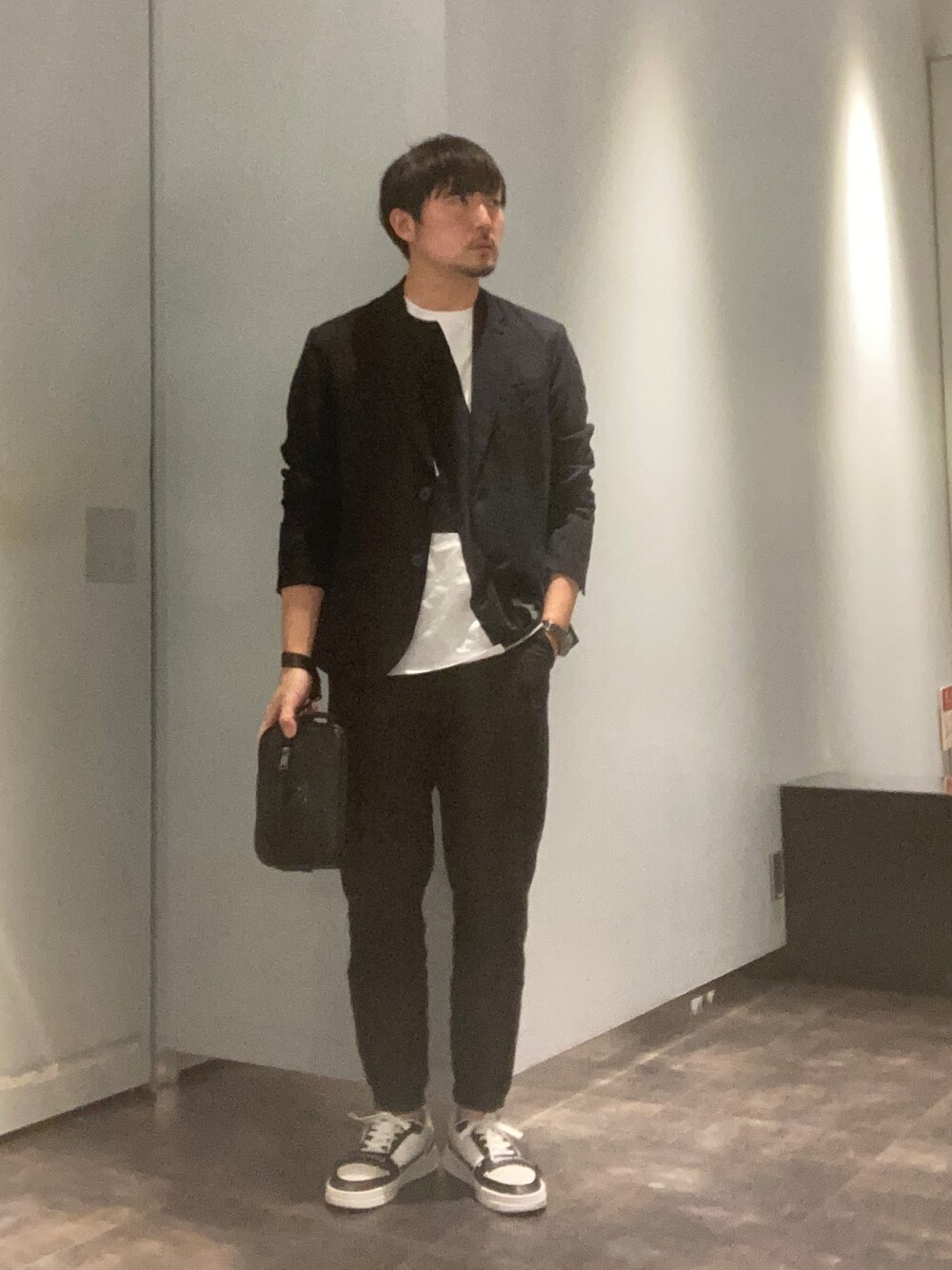 「リネン、麻ジャケット、リネンジャケット、パパコーデ、アルマーニエクスチェンジ、AXchanger、AXchange、armaniexchange」｜「ARMANI EXCHANGEの【A|X アルマーニ エクスチェンジ】AXロゴ　レースアップスニーカー（スニーカー、ホワイト系）」を使った、Yoshiさん（メンズ・181cm）の春コーディネートの1枚目の写真