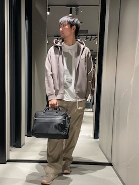 「ARMANI EXCHANGE（アルマーニエクスチェンジ）の【A|X アルマーニ エクスチェンジ】AXロゴ スエード レースアップスニーカー（スニーカー、ベージュ系）」を使った、Yoshiさん（メンズ・181cm）の春コーディネート