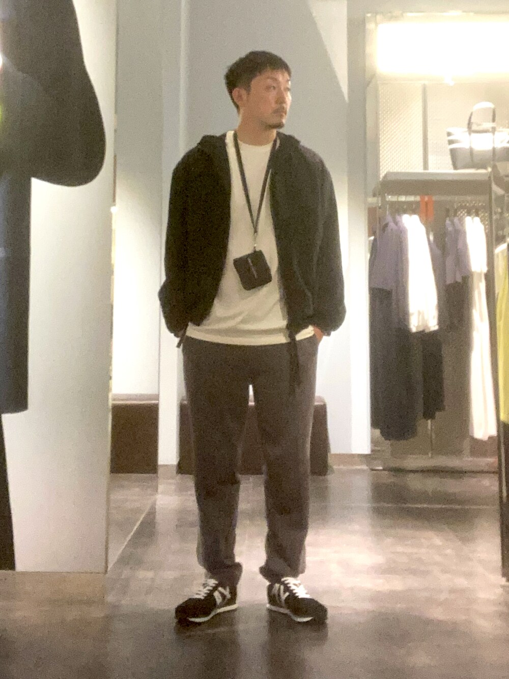 「アルマーニエクスチェンジ、スウェットパンツ、armaniexchange、AXchanger、AXchange、パパコーデ」｜「ARMANI EXCHANGEの【A|X アルマーニ エクスチェンジ】AXロゴ　レースアップスニーカー（スニーカー、ブラック系）」を使った、Yoshiさん（メンズ・181cm）の夏コーディネートの1枚目の写真