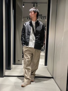 「ARMANI EXCHANGE（アルマーニエクスチェンジ）の【A|X アルマーニ エクスチェンジ】タック入り ストレートレッグ パンツ（チノパンツ、ベージュ系）」を使った、Yoshiさん（メンズ・181cm）の春コーディネート