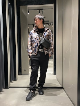 「ARMANI EXCHANGE（アルマーニエクスチェンジ）の【A|X アルマーニ エクスチェンジ】AXロゴ レースアップスニーカー（スニーカー、ブラック系）」を使った、Yoshiさん（メンズ・181cm）の春コーディネート