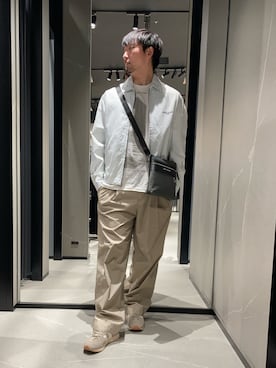 「ARMANI EXCHANGE（アルマーニエクスチェンジ）の【A|X アルマーニ エクスチェンジ】タック入り ストレートレッグ パンツ（チノパンツ、ベージュ系）」を使った、Yoshiさん（メンズ・181cm）の春コーディネート