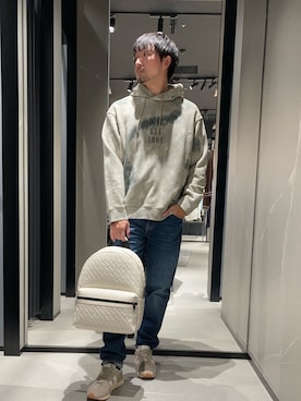 「ARMANI EXCHANGE（アルマーニエクスチェンジ）の【A|X アルマーニ エクスチェンジ】AXロゴ スエード レースアップスニーカー（スニーカー、ベージュ系）」を使った、Yoshiさん（メンズ・181cm）の春コーディネート