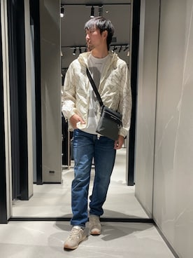 「ARMANI EXCHANGE（アルマーニエクスチェンジ）の【A|X アルマーニ エクスチェンジ】AXロゴ スエード レースアップスニーカー（スニーカー、ベージュ系）」を使った、Yoshiさん（メンズ・181cm）の春コーディネート