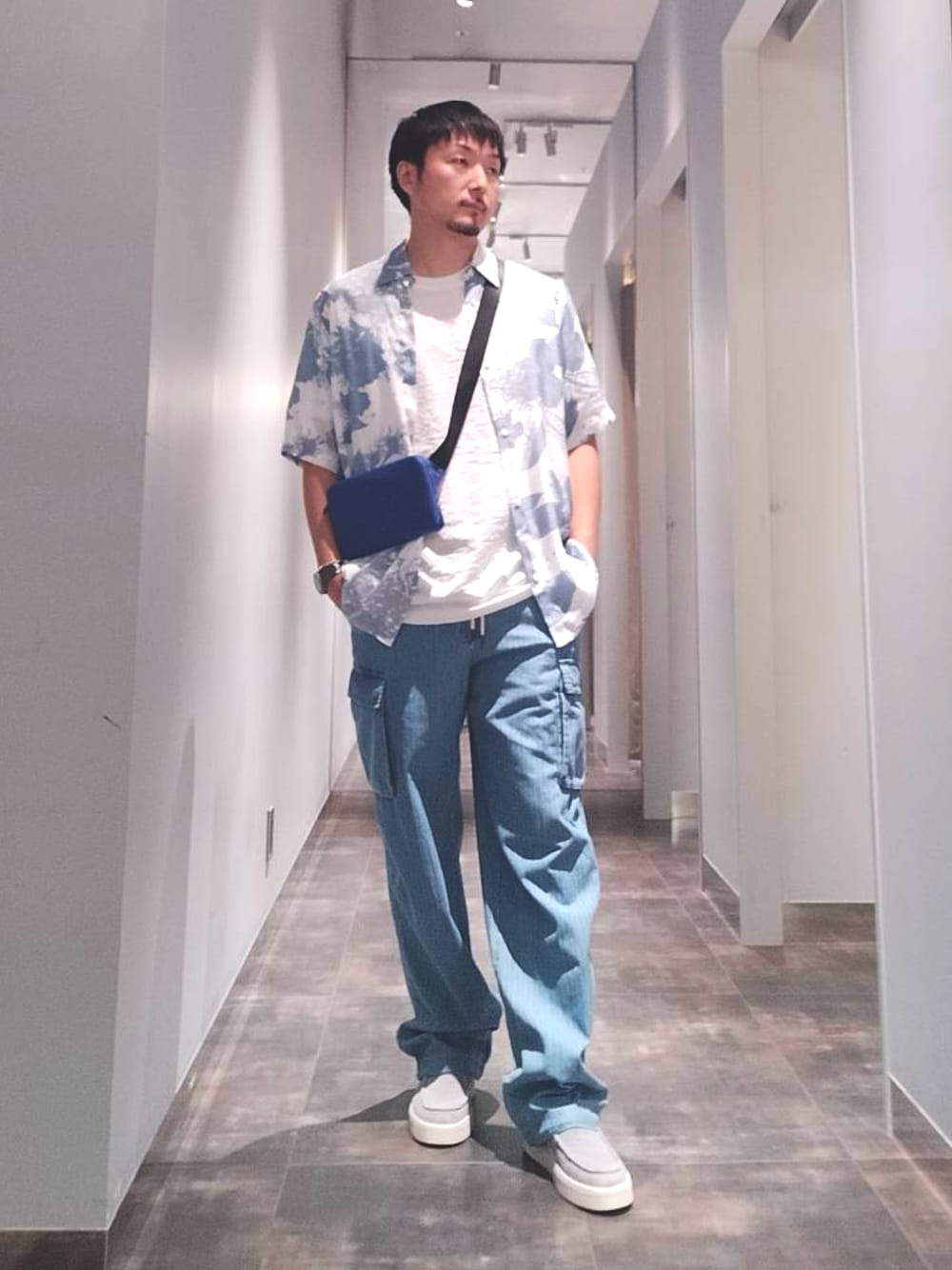 「アルマーニ、アルマーニエクスチェンジ、AX、AXchanger、AXchange、armani、armaniexchange、ARMANIEXCHANGE」｜「ARMANI EXCHANGEの【A|X アルマーニ エクスチェンジ】ヘリンボーンデニム カーゴパンツ（カーゴパンツ、ブルー系）」を使った、Yoshiさん（メンズ・181cm）の夏コーディネートの1枚目の写真