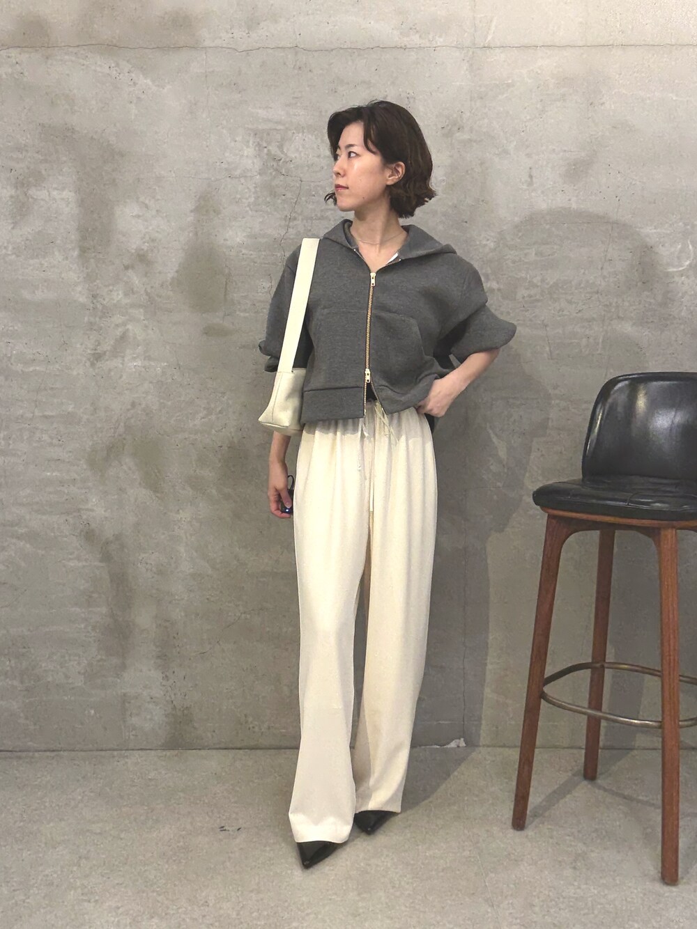 ホワイト系のその他パンツ、ブラック系のパンプス、ホワイト系のショルダーバッグを着用したレディースの夏コーディネートの1枚目の写真