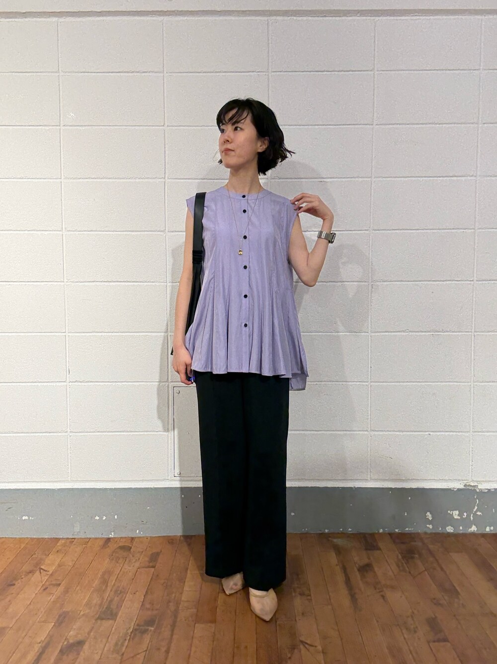 パープル系のシャツ/ブラウス、ブラック系のその他パンツ、ブラック系のショルダーバッグを着用したレディースの夏コーディネートの1枚目の写真