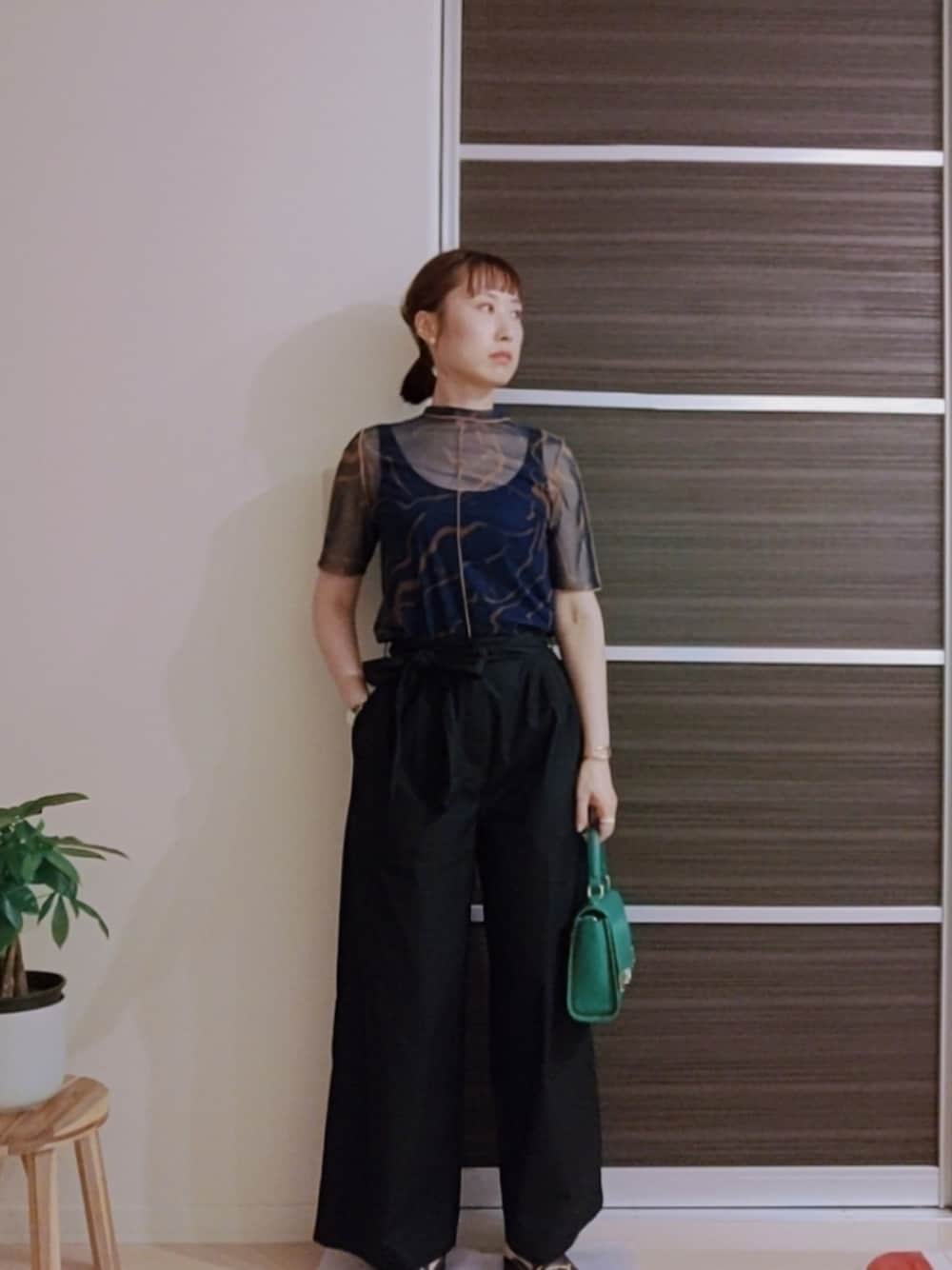 「秋服準備はじめました、アツいコーデ全部見せ、お出かけコーデ、オトナ女子、大人コーデ、ブラックコーデ、きれいめカジュアル、デートコーデ、シアートップス、黒パンツ、骨格ストレート、cheriella、UNIQLO、相互フォロー」｜「cheriellaのアイテム（その他トップス、ブルー系）」を使った、mayoさん（レディース・160cm）の夏コーディネートの1枚目の写真