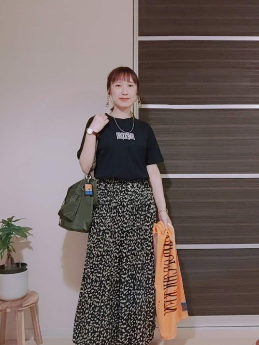 「ブラックコーデ、フェススタイル、フェスコーデ、アツいコーデ全部見せ、オトナ女子、夏コーデ、ロゴT、Tシャツ、黒Tシャツ、ライブTシャツ、ドロストバッグ、ショルダーバッグ、骨格ストレート、fifth、相互フォロー」｜「BUMP OF CHICKEN ライブTのアイテム（Tシャツ/カットソー、ブラック系）」を使った、mayoさん（レディース・160cm）の夏コーディネートの1枚目の写真
